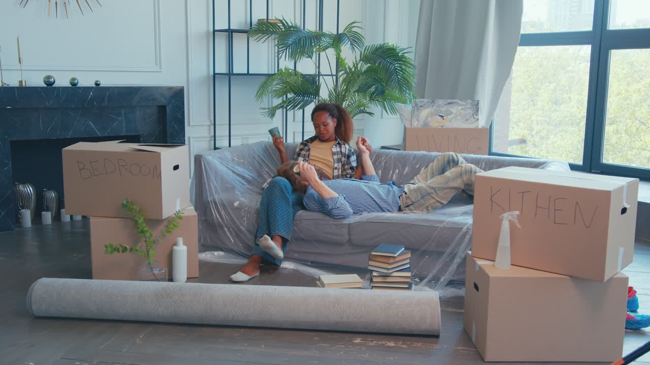 봄에 상자와 웃음과 함께 새로운 아파트에서 편안한 오후