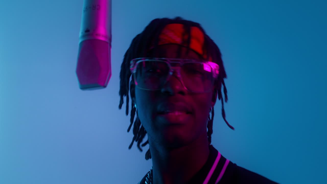 artista en el estudio de grabación