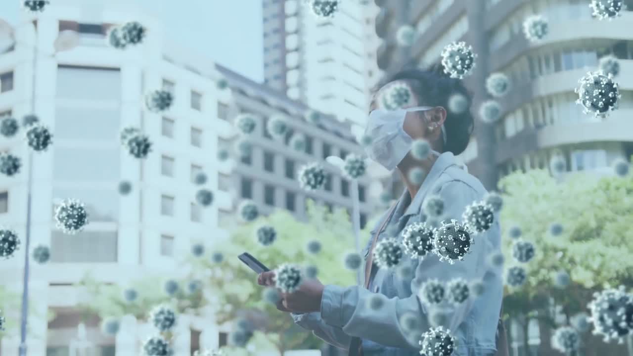 코로나바이러스 마스크를 착용한 아시아 여성이 스마트폰을 사용하여 코로나바이러스 세포가 떠다니는 애니메이션