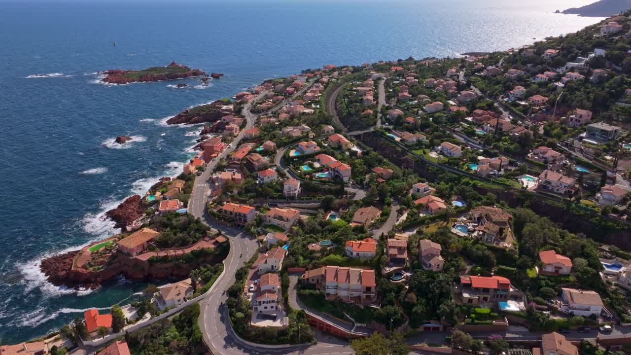 Vista aerea delle case sul mare di Saint-Raphaël con barche e il mare blu