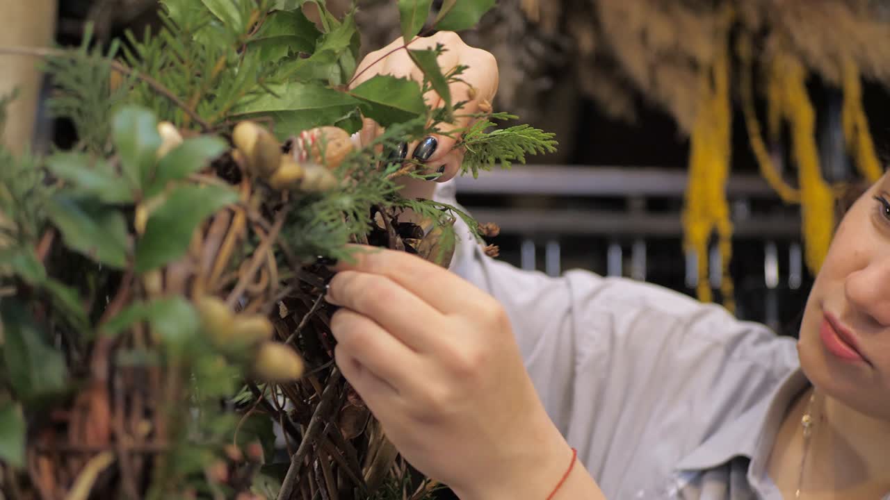 florista en el trabajo. cómo hacer una corona de navidad con arreglos florales. paso a paso, tutorial