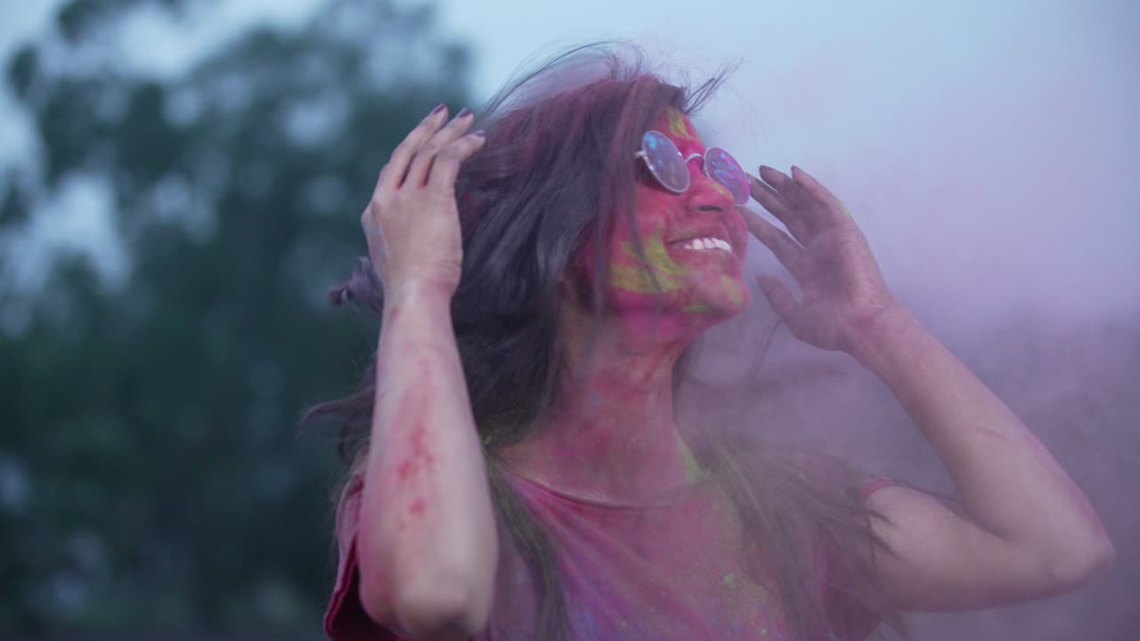 celebración del festival indio de holi en cámara lenta