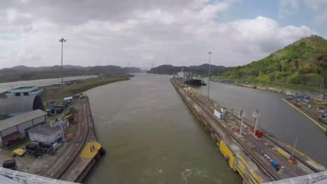 panama canal transit between pacific and atlantic ocean