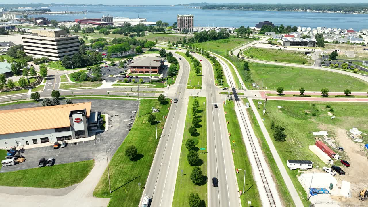 무스케곤 시내를 둘러싼 주요 도로 위에 역 도리