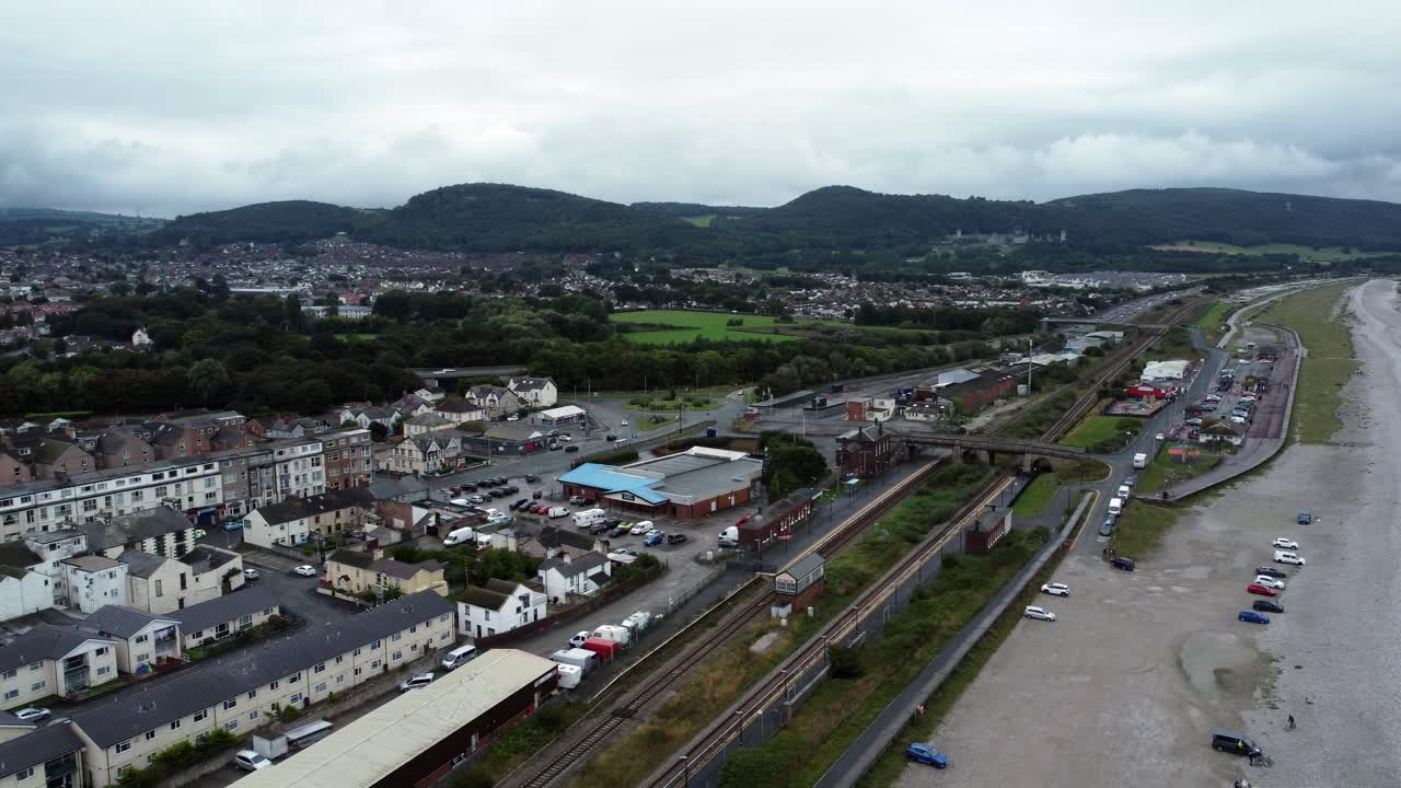 remolque de caravana estática frente a la playa staycation casa de vacaciones camping resort vista aérea marcha atrás sobre la playa