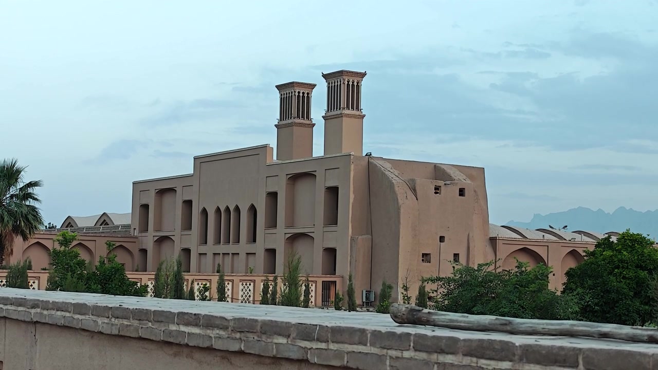 Kiến trúc Ba Tư truyền thống với tháp đón gió ở Iran.