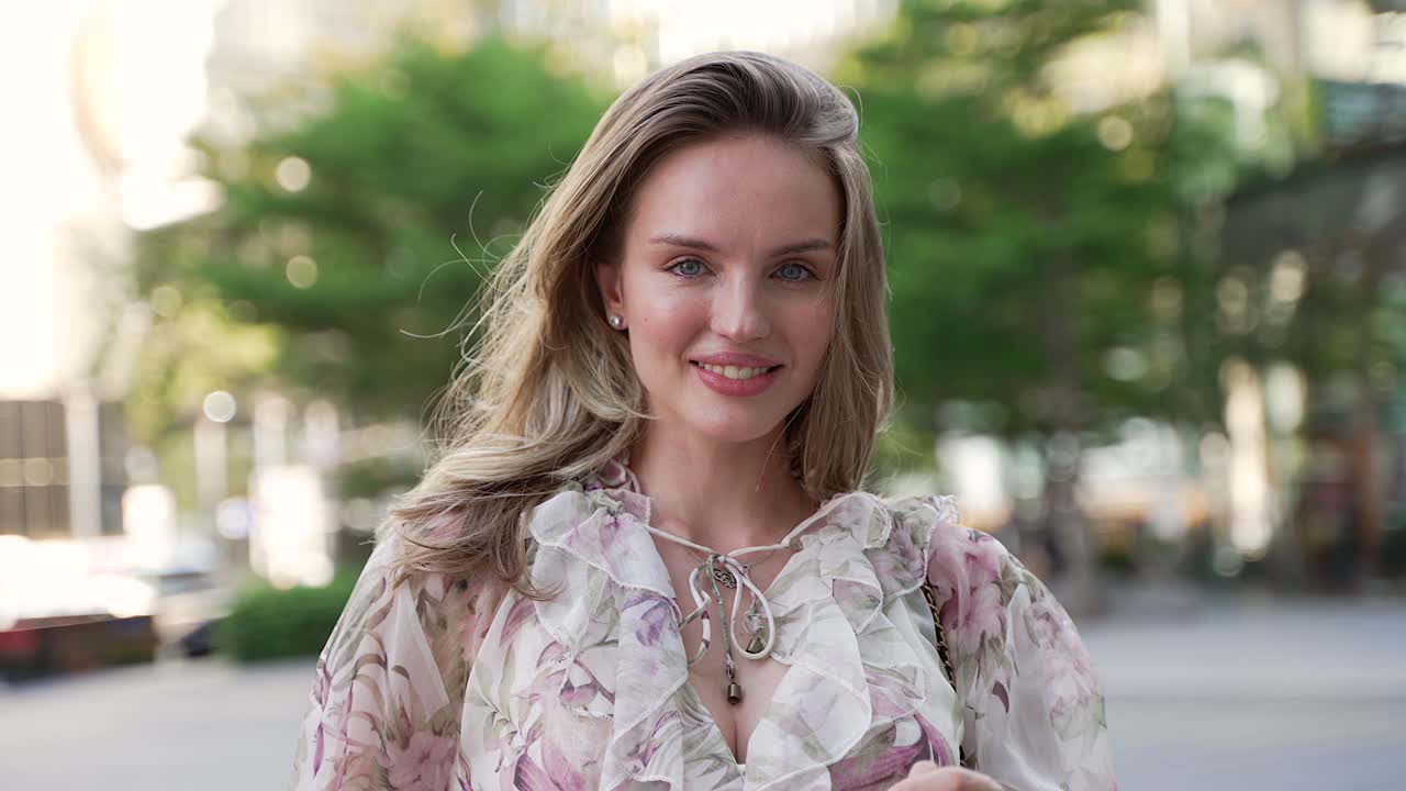 꽃 드레스 를 입은 여자