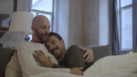 Hombres-Homosexuales-Felices-En-Pijama-Abrazándose-En-La-Cama-Por-La-Mañana