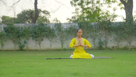 Indisches-Mädchen-Feiert-Internationalen-Yoga-Tag