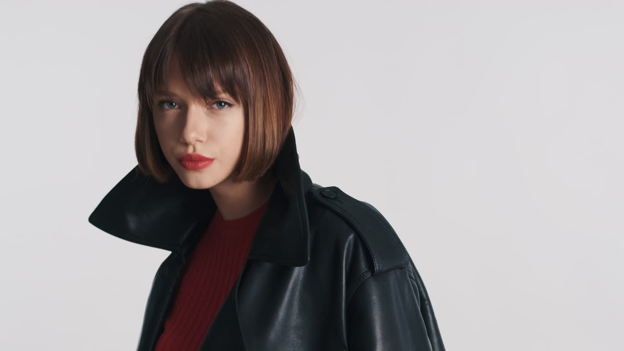 스타일리시 한 소녀 가 포즈 를 취하고 사진 촬영 을 준비 하고 있다