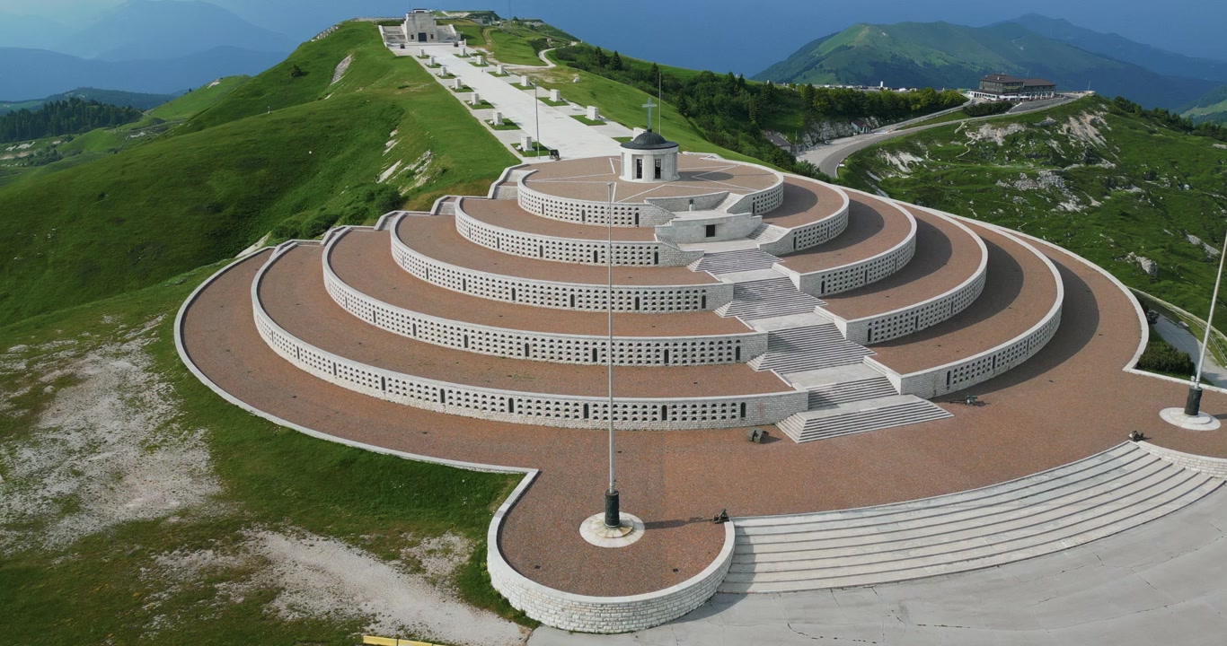 İtalya, Veneto, Monte Grappa'daki Sacrario Militare di Cima Grappa'nın Geometrik Anıt Yapısı. Havadan Döner Çekim.