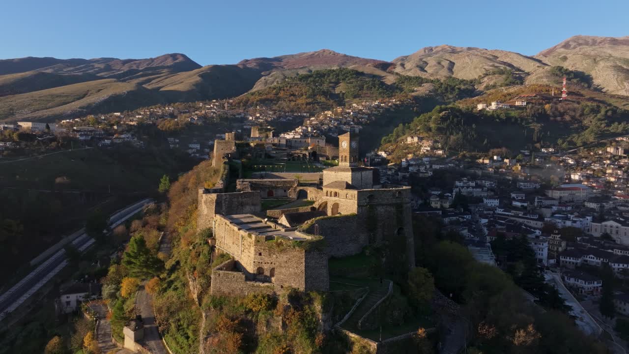 Imagem de drone de uma colina fortificada brilhando no suave brilho do pôr do sol