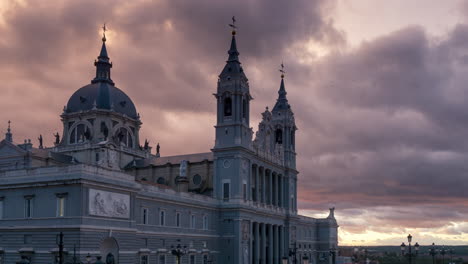 Timelapse-of-a-sunset-in-the-Almudena-Cathedral,-Madrid