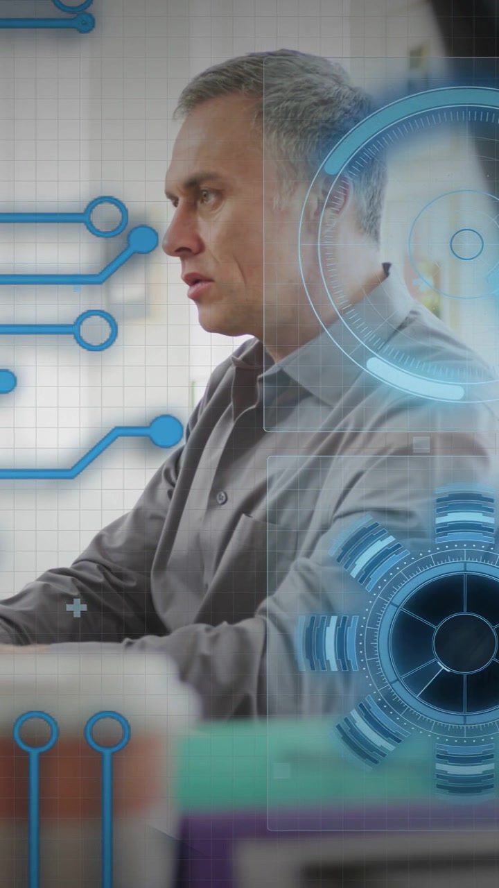 Video verticale: Uomo che sposta lo sguardo alla scrivania mentre overlay HUD scorrono e mostrano dati per il lavoro tecnologico