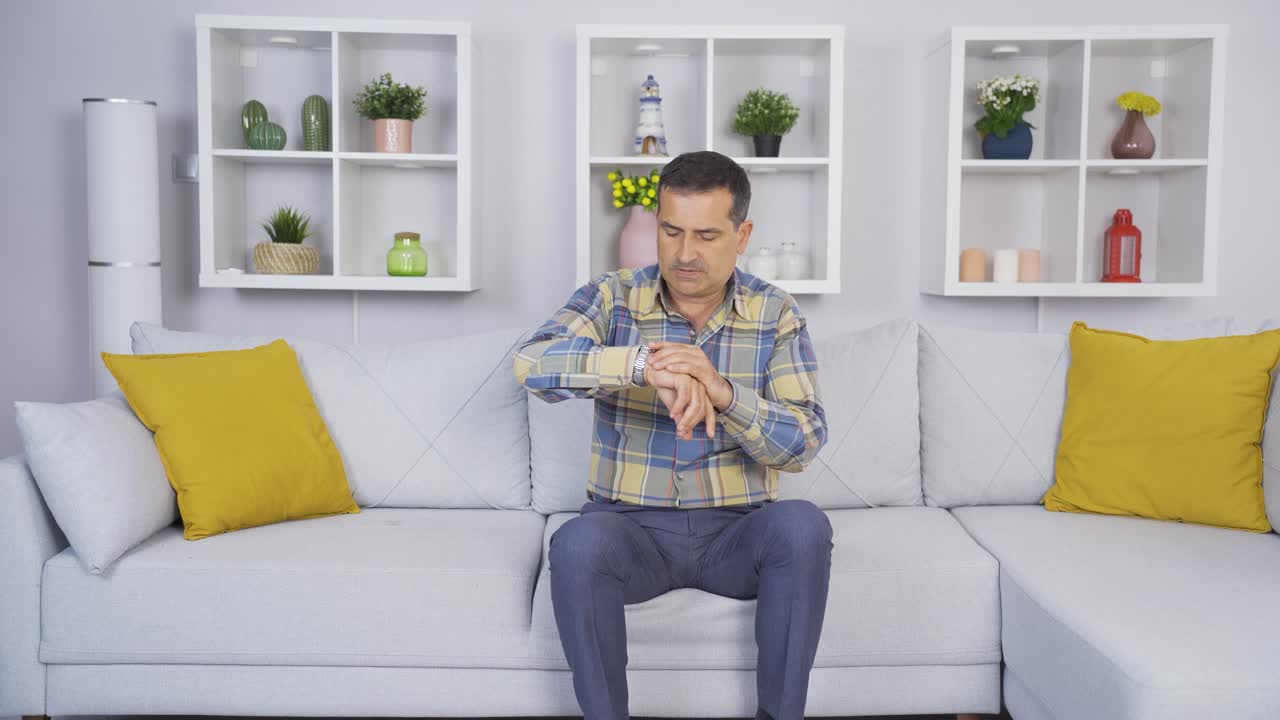 집에 흥분한 귀여운  ⁇ 은이.