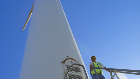 ingeniero de pie en un molino de viento 4k