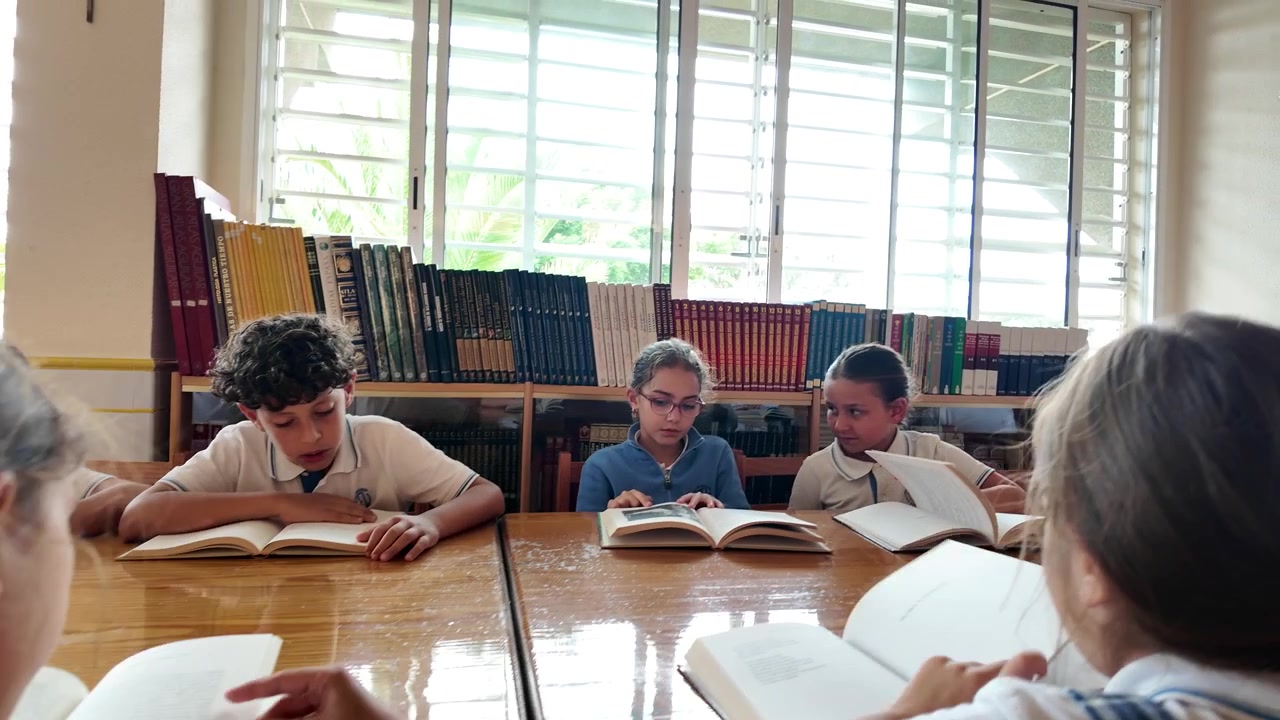 Sekelompok Siswa Sekolah Dasar Belajar di Perpustakaan