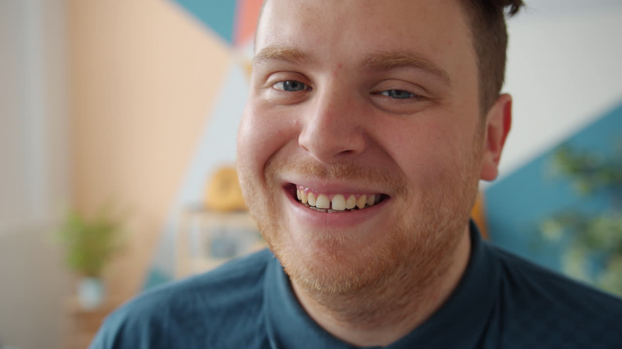 Uomo felice sorridente in primo piano