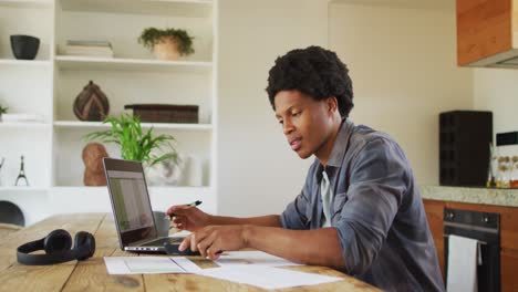 Afroamerikanischer-Mann,-Der-Von-Zu-Hause-Aus-Arbeitet-Und-Laptop-Und-Smartphone-Benutzt