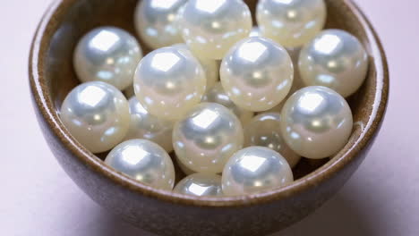 perlas blancas en un cuenco