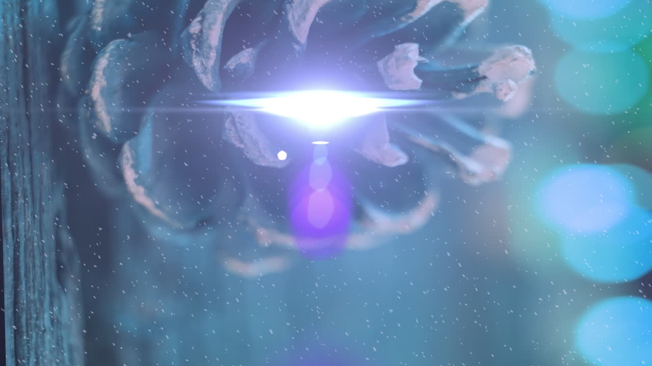 animación de la luz que se mueve sobre el cono de pino en una superficie de madera