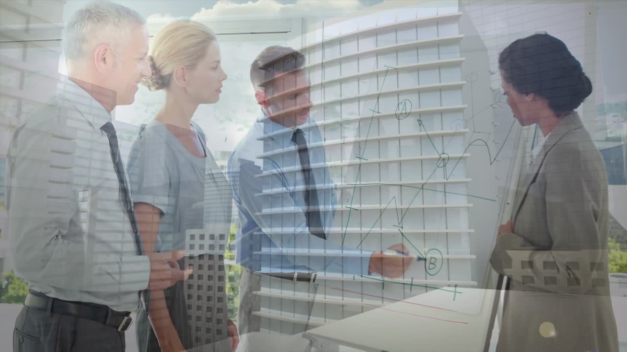 Animation eines kaukasischen Mannes, der ein Diagramm auf ein Whiteboard zeichnet und es Kollegen erklärt, vor dem Hintergrund von Wolkenkratzern.
