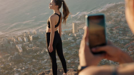 amigas tomando fotos en la cima de la montaña usando la cámara de un teléfono inteligente hermosa mujer influyente posando para una amiga con un teléfono móvil compartiendo la aventura de senderismo en las redes sociales