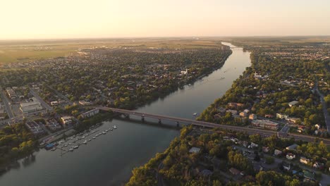 Ein-Langer-Und-Ruhiger-Fluss-Mit-Wenigen-Brücken