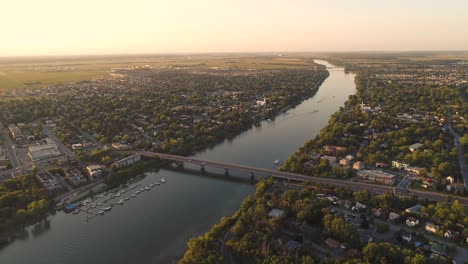 un río largo y tranquilo con pocos puentes