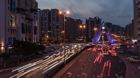 4k día a noche lapso de tiempo de dubai deira torre del reloj con nubes