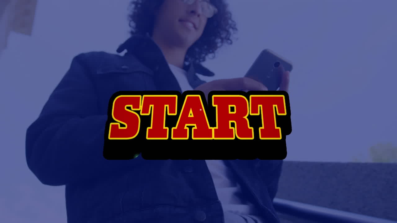 animación del texto de inicio sobre un hombre biracial usando un teléfono inteligente