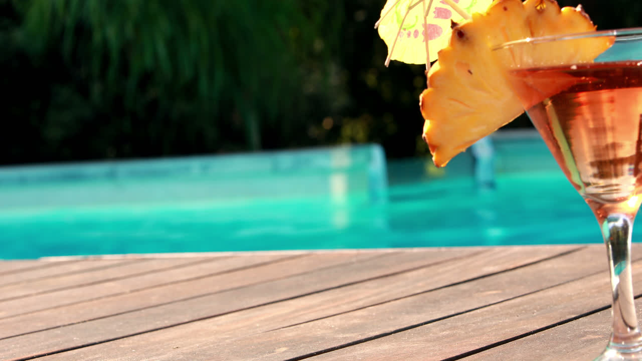Orangencocktail am Pool im Hotel