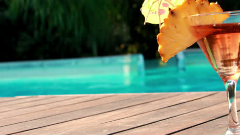 cóctel de naranja junto a la piscina del hotel