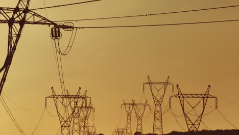 líneas eléctricas al atardecer