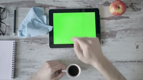 hombre de negocios usando una tableta trabajando desde casa, bebiendo café