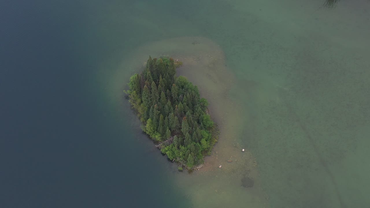 aviones no tripulados vuelan sobre las islas en el lago azouzetta