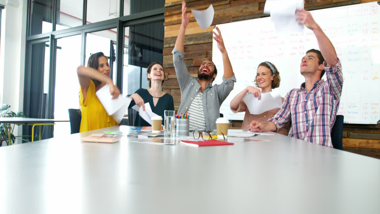 비즈니스 임원 문서와 서류를 던지는 것