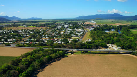 Carretera-Con-Vehículos-Que-Viajan-En-El-área-Suburbana-De-Cairns,-Queensland,-Australia---Toma-Aérea-De-Drones