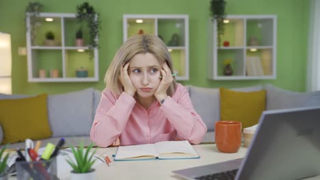 Chica-Estudiante-Universitaria-Con-Un-Problema,-Infeliz-Y-Pensativa.