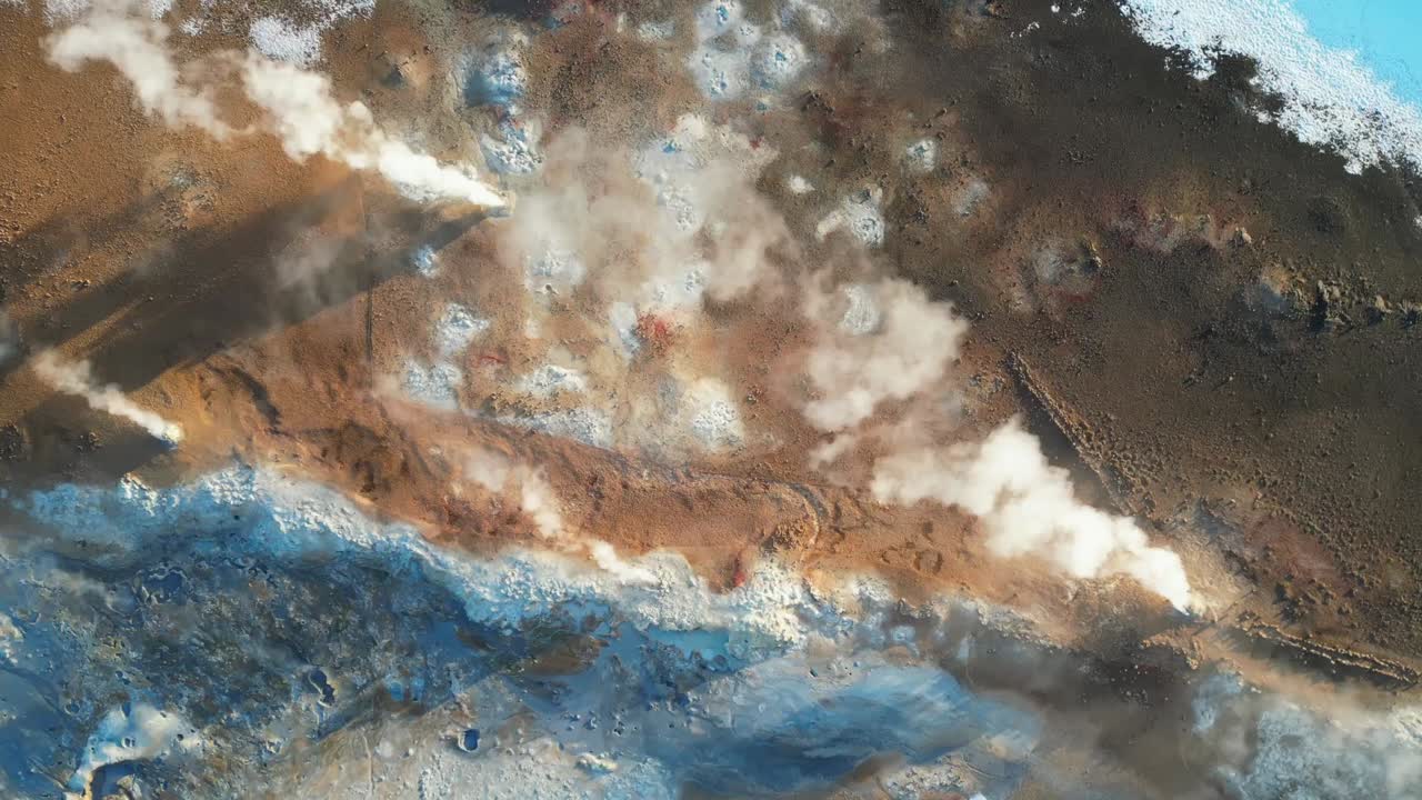 fotografía de avión no tripulado de los campos de vapor de hverir en islandia durante el invierno por la mañana