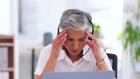 Mujer-De-Negocios,-Computadora-Portátil-Y-Centro-De-Llamadas-Dolor-De-Cabeza