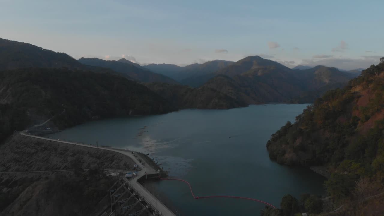 reserva de agua región montañosa represa hidroeléctrica ambuklao lago revelador rodeado de árboles montañas en área remota luzon, bokod, benguet, filipinas antena amplia marcha atrás camino revelador
