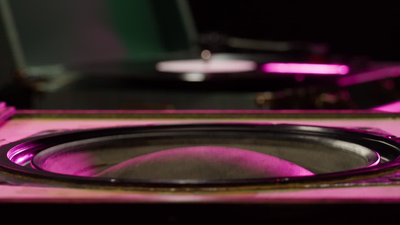 Cono dell'altoparlante che vibra a ritmo di musica con luce al neon rosa