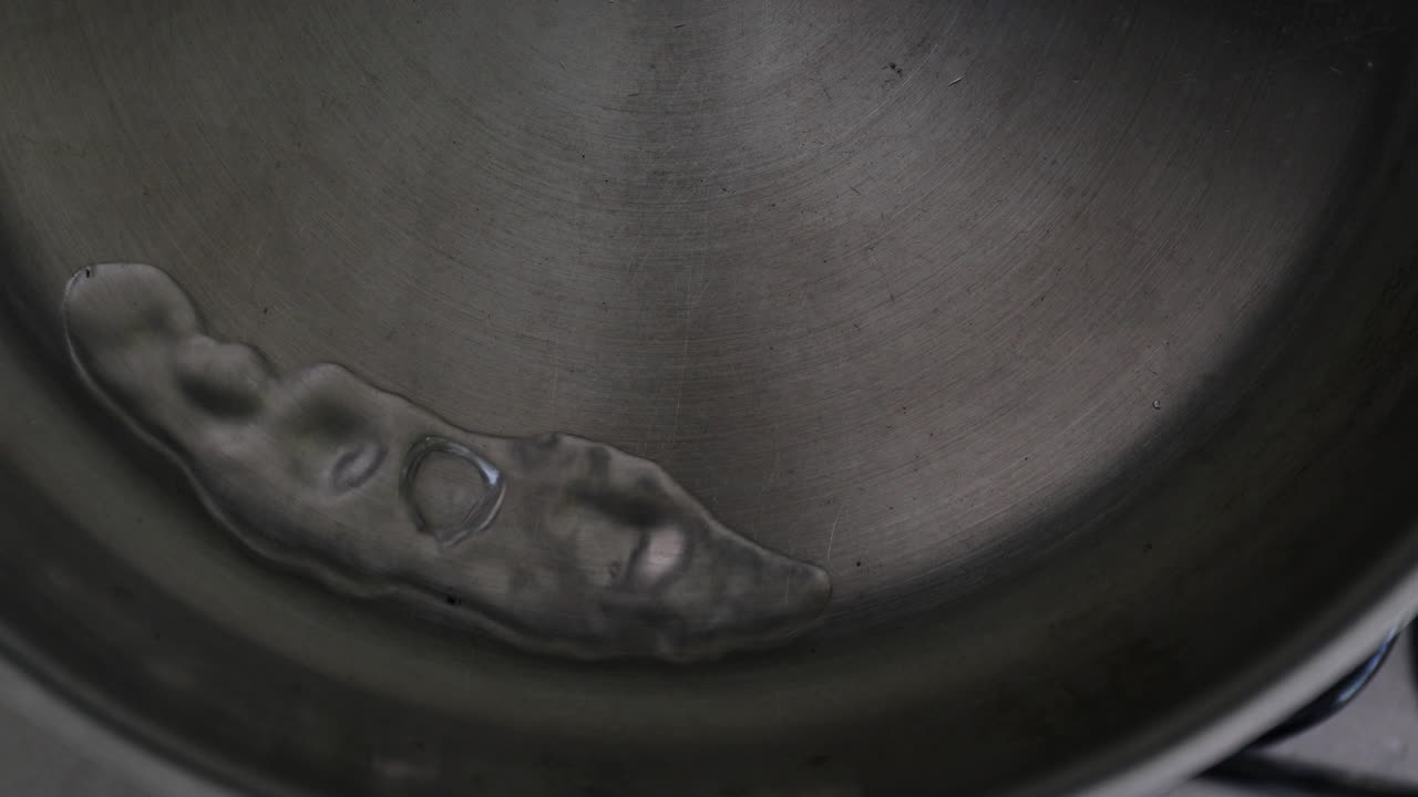 ⁇ 는 물은 팬에서 반원형 움직임으로 거품을 만들어 ⁇ 니다.