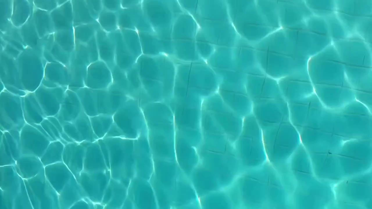 Air Kolam Renang Biru Jernih dengan Pola Cahaya Berkilauan