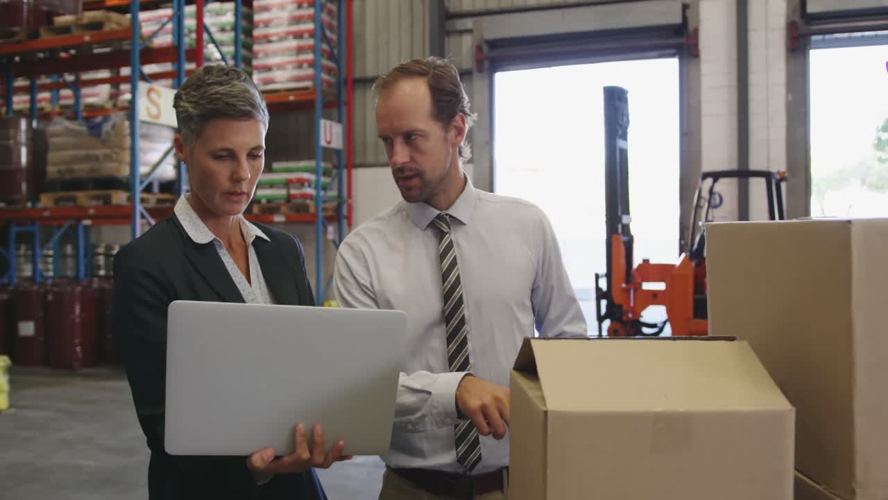 gerentes de almacén trabajando juntos en la bahía de carga 4k