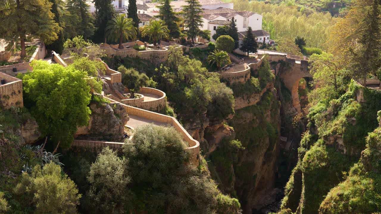garganta del tajo con la ciudad histórica de ronda en españa