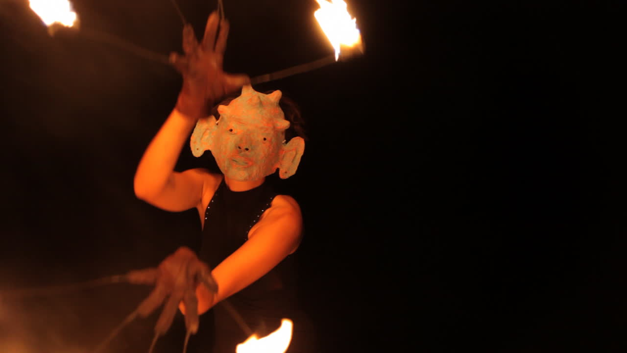 mujer bailando con fuego 33