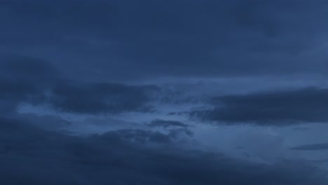 nubes que se mueven y se transforman con el tiempo