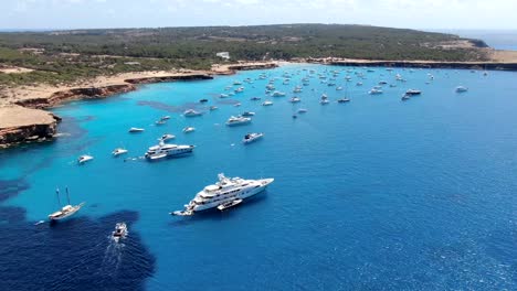 Superyacht-Vor-Anker-Im-Zeitraffer-Cala-Saona-Formentera-Spanien